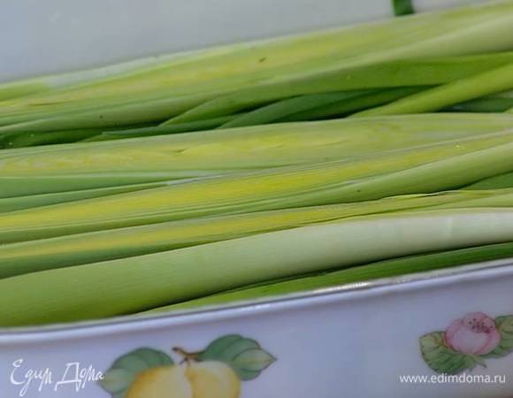 Порей, удалив верхние грубые листья, разрезать вдоль пополам.