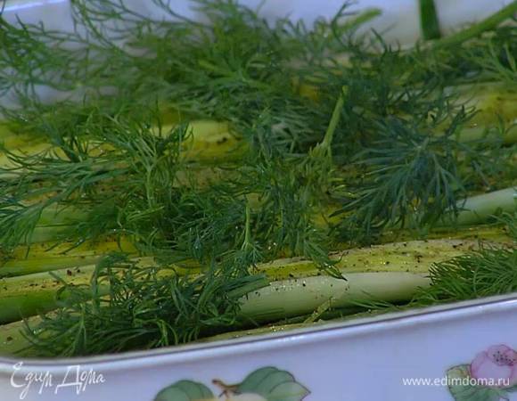 Зеленый лук выложить в жаропрочную керамическую форму, на него поместить порей плоской стороной вверх, полить все оставшимся оливковым маслом, посолить, поперчить, присыпать оставшимися веточками укропа.