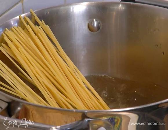 Макароны отваривать в двух литрах кипящей подсоленной воды на 3 минуты меньше, чем указано на упаковке.