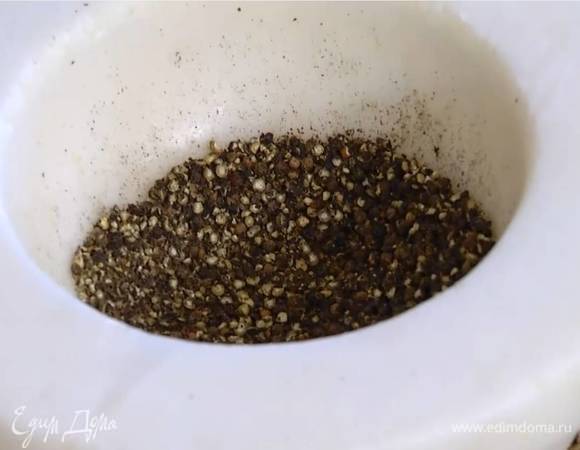 Черный перец растереть в ступке.