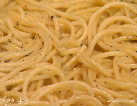 Разогреть глубокую сковороду, всыпать 1 ст. ложку измельченного перца и прогревать несколько секунд, затем влить оливковое масло, половник кипящей воды, в которой варятся макароны, и немного прогреть, затем шумовкой переложить макароны из кастрюли, а воду оставить на небольшом огне.