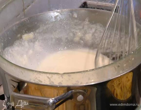 Пекорино натереть на самой мелкой терке, всыпать в глубокую жаропрочную миску, влить половник горячей воды, в которой варились спагетти, поместить миску на кастрюлю с кипящей водой и взбивать сыр с водой венчиком, пока не образуется однородная, кремовая масса без комочков. Если соус получился слишком густым, влить еще немного воды.