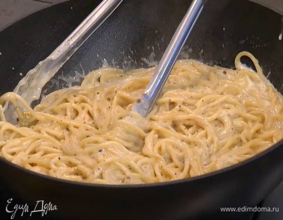 В сковороду с макаронами добавить сырную массу, всыпать натертый пармезан и, помешивая, все слегка прогреть.