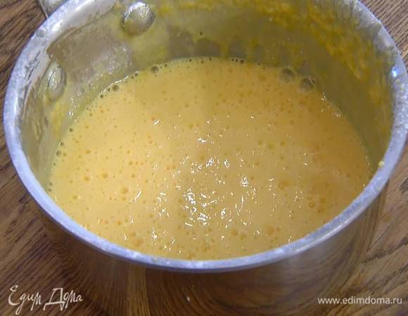 Не выключая блендера, влить лимонный сок и продолжать взбивать, пока крем не заварится, затем снять с огня и еще какое-то время взбивать, чтобы крем не превратился в омлет.