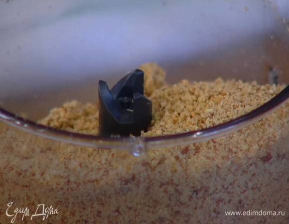Миндаль измельчить в блендере в муку.