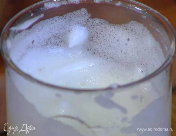 Белки взбить блендером с насадкой-венчиком в пышную, воздушную массу.