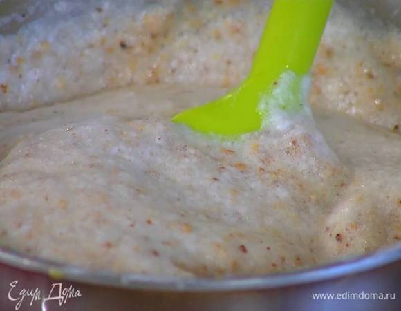 В желтковый крем всыпать миндаль, все перемешать, затем в два приема вмешать взбитые белки.