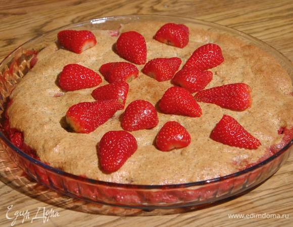 Оставшуюся клубнику нарезать и украсить десерт, посыпать все сахарной пудрой.