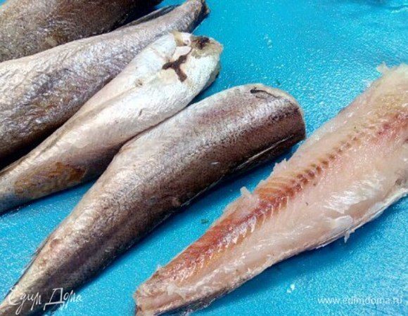 С рыбы хек ТМ «Магуро» легко снимаем шкурку, освобождаем от косточки.