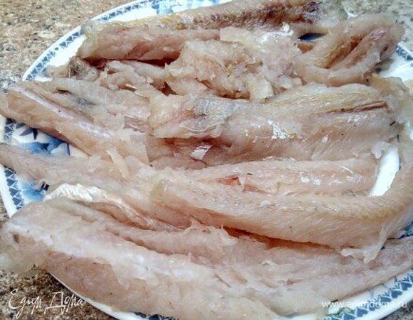 Филе рыбы режем соломкой, поперек кусочками толщиной около 2 см, чтобы получились палочки. Слегка солим и приправляем перцем, соком лимона. Кусочки рыбы опустить сначала в яичную смесь, а затем обвалять в сухарях (в сухари добавить натертый сыр) и выложить на плоскую тарелку. Убрать в морозильную камеру холодильника на 30 минут.