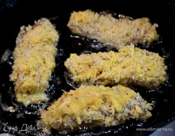 Разогреть масло в сковороде и обжарить рыбные палочки по 3–4 минуты с каждой стороны, до образования хрустящей золотистой корочки.