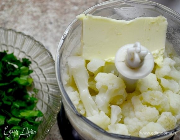 Готовим к хеку пюре из цветной капусты. Отварить капусту, поместить в блендер, добавить зелень, масло, соль, сок лимона по вкусу. Все измельчить. Очень нежное и воздушное пюре получается.