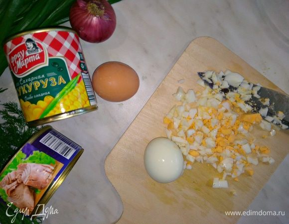 2 куриных яйца мелко нарезать, третье оставляем для украшения.