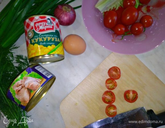 Помидоры черри нарезать на половинки.