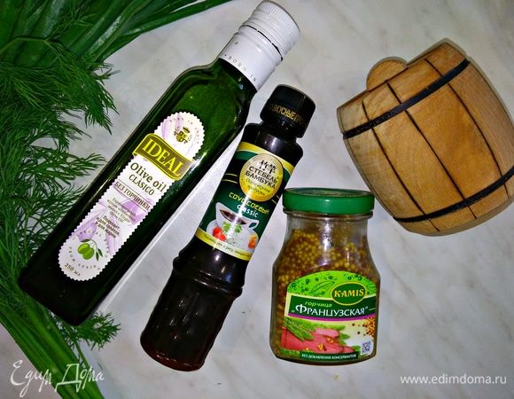 Для заправки салата смешиваем оливковое масло, соевый соус, 1 ч. л. меда и 1 ч. л. зернистой горчицы.