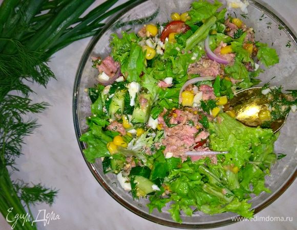 Заправить салат и хорошо перемешать.