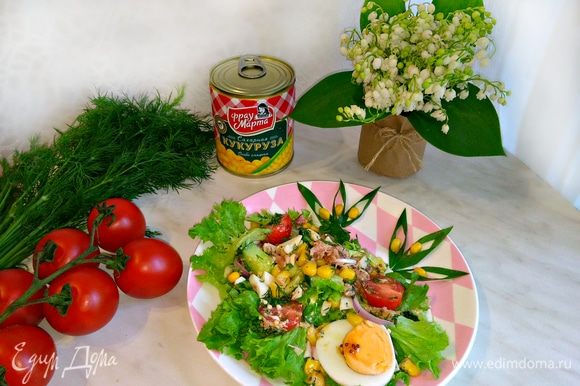 Для одной порции выкладываем лист салата на тарелку, сверху наш готовый салат и украшаем яйцом, зеленым луком и кукурузой. Приятного аппетита!