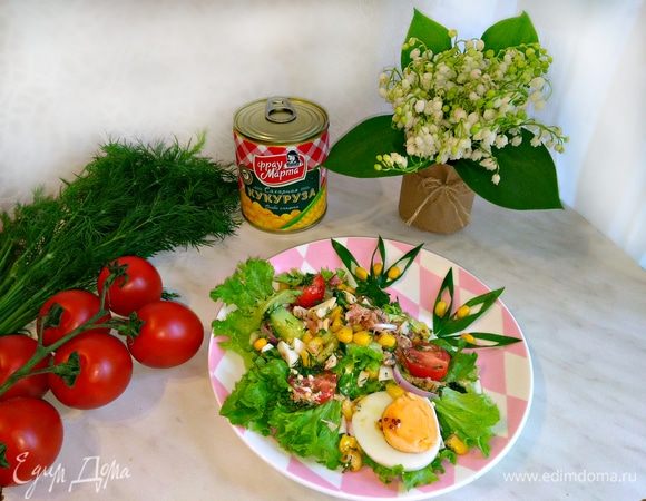 Для одной порции выкладываем лист салата на тарелку, сверху наш готовый салат и украшаем яйцом, зеленым луком и кукурузой. Приятного аппетита!