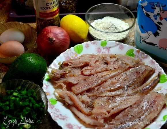 Подготовить ингредиенты. Тушку хека ТМ «Магуро» помыть, освободить от хребта, плавников, кожи, разделить на полоски.