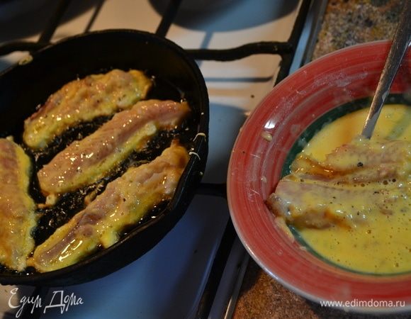 Приготовить кляр: смешать яйца с мукой до однородной консистенции, чтобы не было комочков, поперчить, посолить. Обвалять кусочки рыбы в кляре.