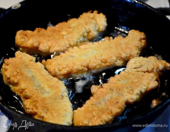 Обжарить кусочки на растительном масле до образования золотистой корочки, аккуратно переворачивая.