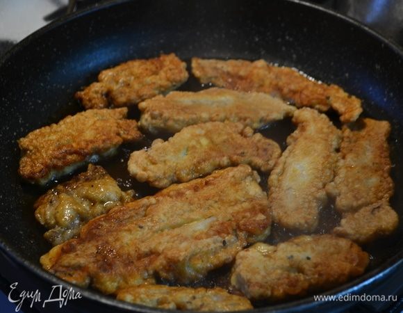 Когда рыба обжарена, на большую сковороду налить соевый соус и немного воды. Рыбу выложить на сковороду, накрыть крышкой и в течение 5–10 минут дать потушиться, далее открыть крышку, и соус полностью выпарится.