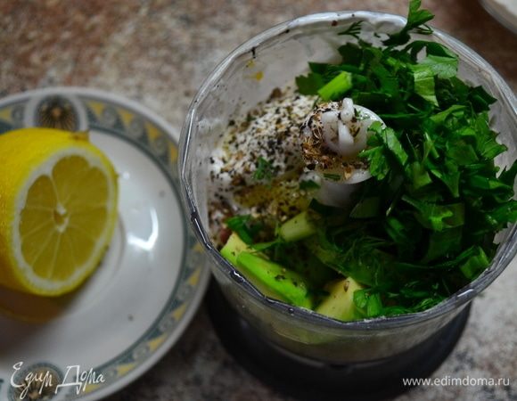 За это время приготовим замечательный соус, который однозначно подойдет к нашему хеку. В блендер помещаем: нарезанный авокадо, сметану, зелень, специи, сок лимона, все взбиваем. Нежнейший соус к рыбе готов.