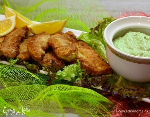 Подать рыбу можно как порционно, так и в большом блюде с зеленью. Соус поможет раскрыть новый вкус рыбы.