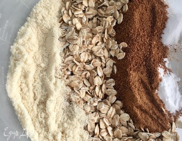 В миску всыпаем сначала все сухие ингредиенты: кокосовая мука, овсяные хлопья, сахар, щепотка соли и сода.