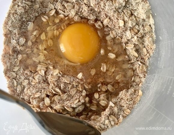 Следом добавляем две столовые ложки оливкового масла.