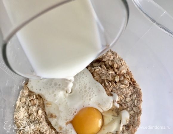 Затем молоко. Обязательно теплое! Перемешиваем сухие ингредиенты с жидкими ложкой или лопаточкой.