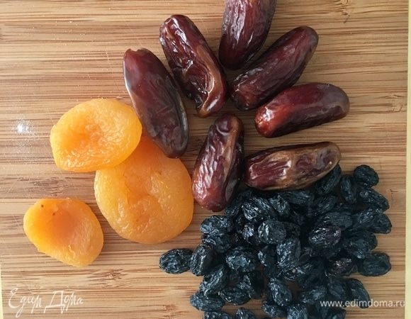 Подготовим начинку. Сухофрукты можно брать любые. Я взяла курагу, финики (без косточек), горсть черного изюма (помыть и обсушить).