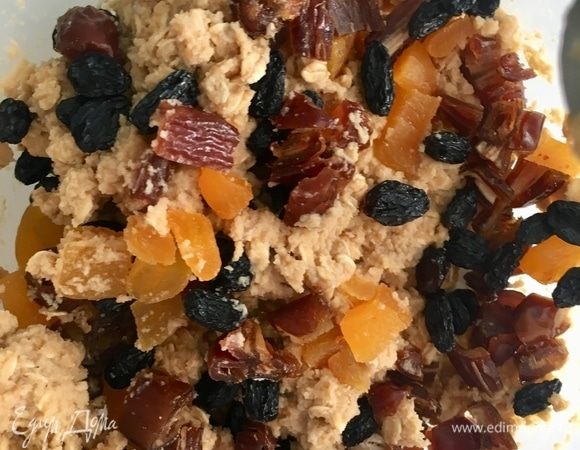Сухофрукты нарезать размером с изюминку, добавить к остальным ингредиентам и перемешать, чтобы сухофрукты однородно распределились в тесте.
