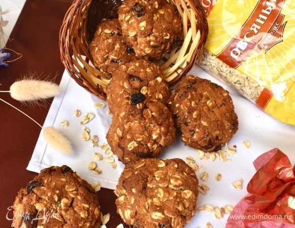 Остудить печеньки на решетке и можно лакомиться! По текстуре они очень мягкие и хрупкие, очень рассыпчатые, нежные и тающие во рту. Сухофруктов много. И вся сладость идет именно от них.
