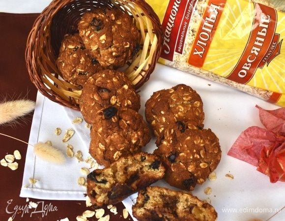 С несладким чаем или молоком съедается такое печенье за два укуса. А рука сама тянется уже за следующей маленькой печенькой. Так что потратьте 10 минут своего времени на приготовление теста для печенья и еще 20 минут необходимо подождать, пока они готовятся в духовке, и к чаю или просто как перекус у вас будет отличное суперполезное лакомство!