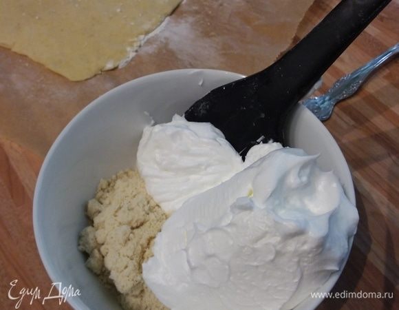 Для начинки взбить белки с сахаром и смешать с молотым миндалем (у меня очищенный). Должна получиться довольно плотная масса.