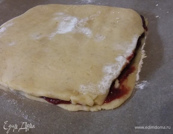 И аккуратно накрыть вторым коржом, перевернув пергамент. Осторожно снять пергамент, но не выбрасывать. Возможно он пригодится, чтобы накрыть им пирог, если он будет подгорать.