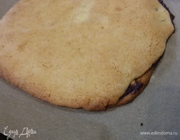 Выпекать в заранее разогретой до 200°C духовке около 25 минут и золотистого цвета. Полностью остудить.