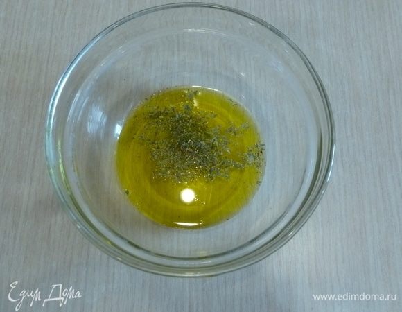 Для заправки смешать все ингредиенты в миске. Приправить солью и свежемолотым перцем по вкусу.