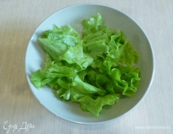 Салат промыть и нарвать руками.