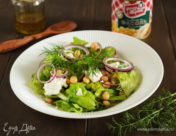 На салат раскрошить фету. Добавить веточки укропа. Полить заправкой непосредственно перед подачей. Приятного аппетита!