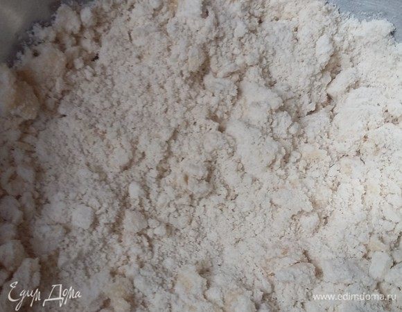 Приготовим заранее сырное песочное тесто и оставим в холодильнике на 2 часа. Итак, смешаем муку, сливочное масло комнатной температуры. Разломаем мелко руками и добавим в общую массу сыр. Сыр можно взять российский, гауда — любой полутвердый сорт, но не сливочный и не пармезан.