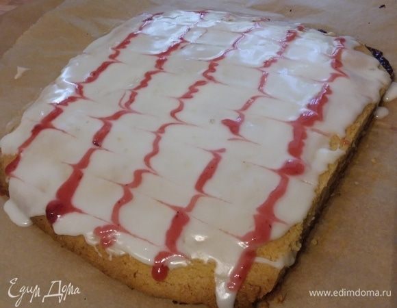 По желанию покрыть полностью остывший пирог помадкой. Можно просто посыпать сахарной пудрой. Мой совет: если вы решили, как в классическом варианте, покрыть пирог помадкой, то можно уменьшить количество сахара в тесте, если вы, конечно, не отъявленный сладкоежка.