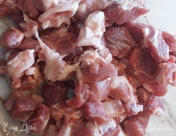Приготовим в это время начинку. Я взяла свиную грудинку и немного свиной шейки. Нарезать на мелкие кусочки размером 2 на 2 см.