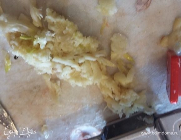 Нарезать мелко луковицу и протереть через чеснокодавку несколько зубчиков чеснока.