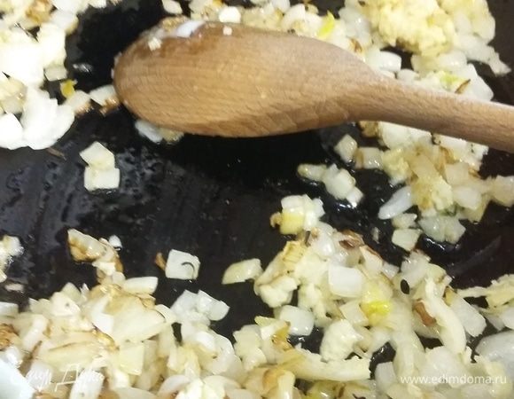 Пассеровать лук, добавить чеснок. Положить веточки тимьяна. Когда лук станет полупрозрачным, добавить мясо.