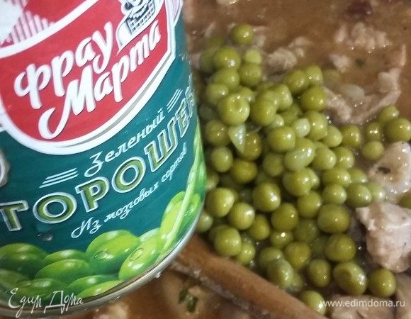 Через несколько минут добавить половину банки зеленого горошка ТМ «Фрау Марта» вместе с жидкостью.