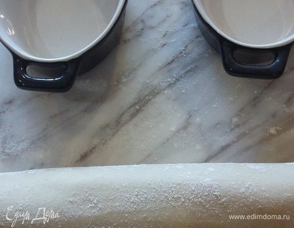 Достаем тесто из холодильника. Раскатаем толщиной 2–3 мм. Приготовим формы.