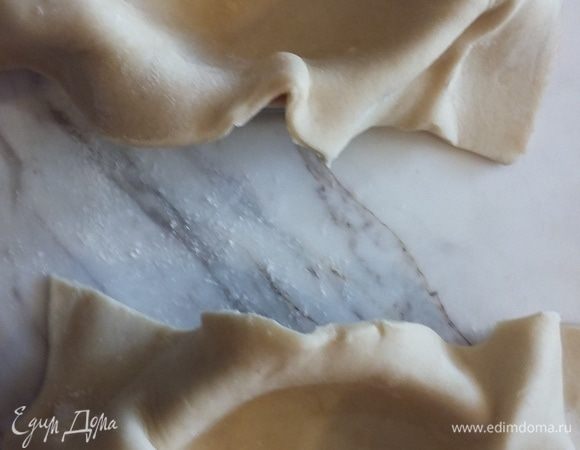 Перенесем на скалке раскатанное тесто на формы. Выложить по формам. Лишнее тесто с краев обрезать ножом.