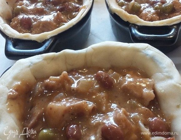 Выкладываем начинку в формы с тестом почти до краев. Раскатаем остатки теста.